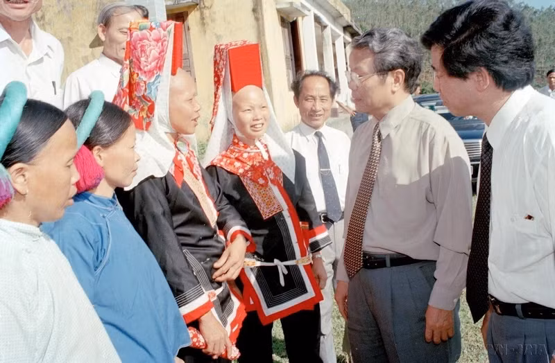 President Tran Duc Luong talked with ethnic people in Phong Du Commune, in the mountainous district of Tien Yen (Quang Ninh), 1997. (Photo: Trong Nghiep/VNA)