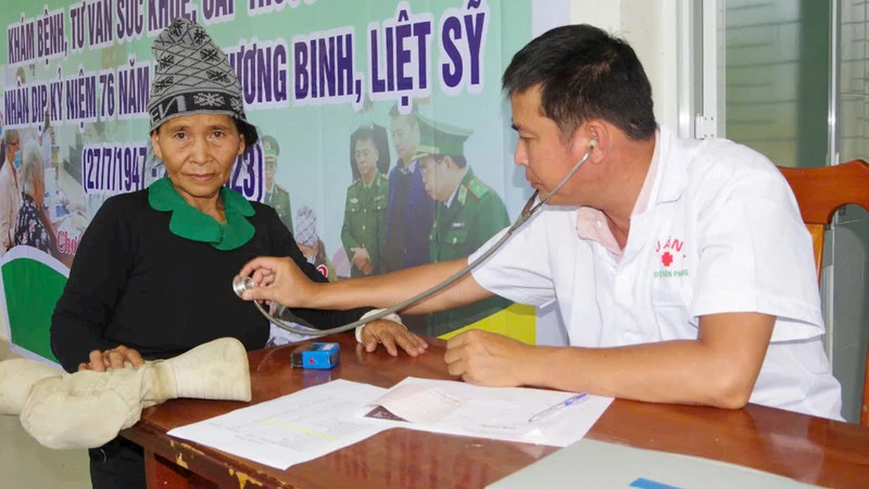 Major, Doctor Nguyen Van Quoc Tri examines and treats ethnic minorities in the Vietnam-Laos border area.