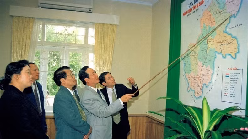 President Tran Duc Luong worked with key officials of Ha Giang Province’s Party Committee and People’s Committee (1999). (Photo: VNA)