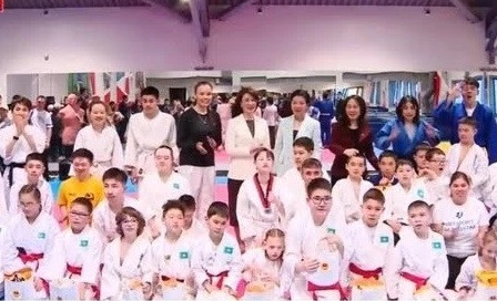 Madam Ngo Phuong Ly, spouse of Party General Secretary To Lam (fourth, right, third row) visits training facility for athletes with disabilities in Kazakhstan (Photo: vtv.vn)