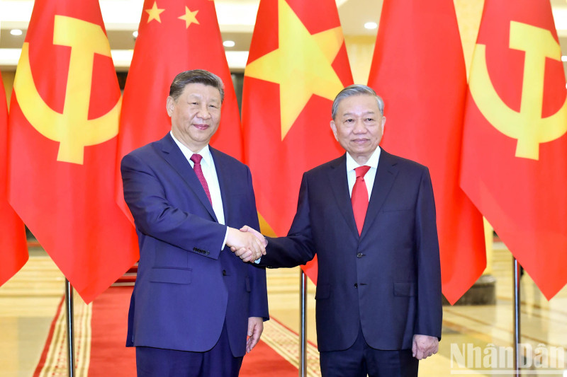 General Secretary of the Communist Party of Vietnam (CPV) Central Committee To Lam (R) and General Secretary of the Communist Party of China (CPC) Central Committee and President of China Xi Jinping at their meeting in Hanoi on April 14 (Photo: NDO)