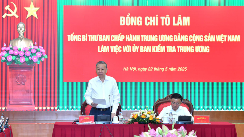 General Secretary To Lam speaks at the working session.