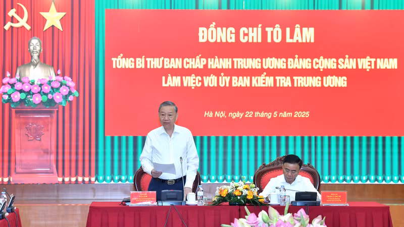 General Secretary To Lam speaks at the working session.