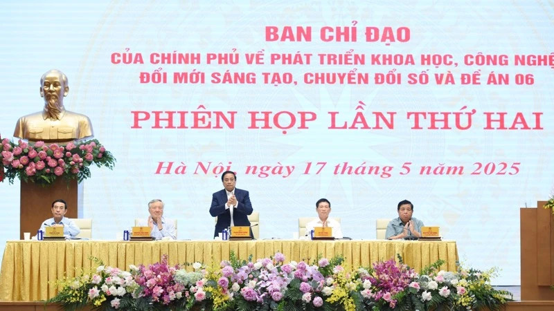 Prime Minister Pham Minh Chinh chairs the the second meeting of the government steering committee for the development of science, technology, innovation and digital transformation, and Project 06 on May 17. (Photo: Tran Hai)