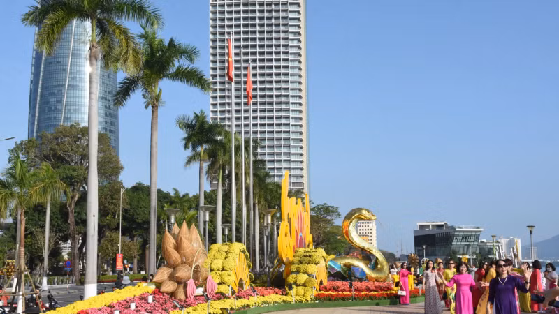 The weather in Da Nang City on the morning of the 2nd day of Tet is cold and sunny, suitable for people to travel in the spring. (Photo: ANH DAO)