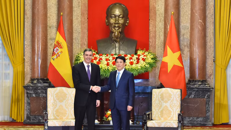 President Luong Cuong receives Spanish Prime Minister Pedro Sánchez.