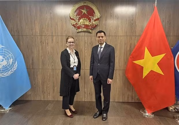 Ambassador Dang Hoang Giang, Vietnam’s Permanent Representative to the UN (R) and Director of UNRWA’s representative office in New York Greta Gunnarsdottir (Photo: VNA)