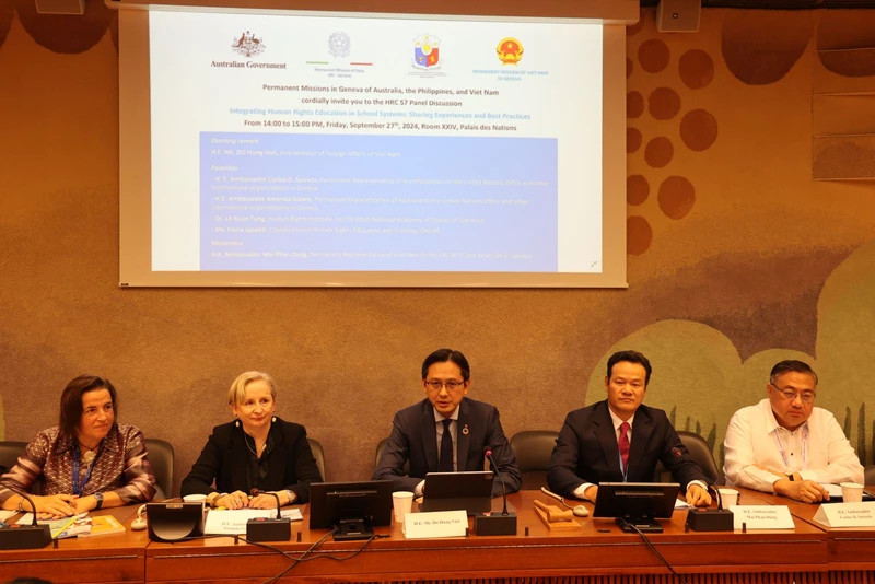 Within the framework of the 57th Session of the United Nations Human Rights Council, Deputy Foreign Minister Do Hung Viet (middle), Head of the Vietnamese delegation, attends and delivers an opening speech at an international seminar on integrating human rights education into the education system.