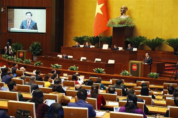 NA Chairman Vuong Dinh Hue speaks at the meeting. (Photo: VNA)