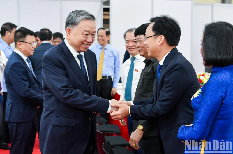 President To Lam attends national press awards ceremony.