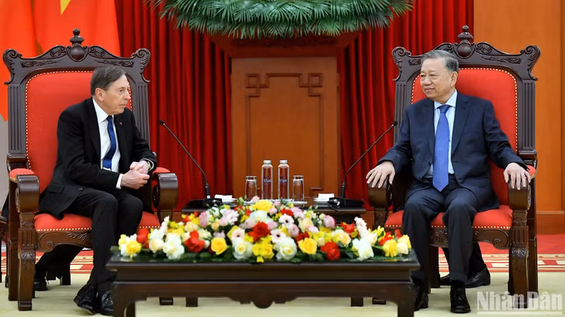General Secretary of the Communist Party of Vietnam (CPV) Central Committee To Lam (right) on December 10 receives General David Petraeus, a Partner at the Kohlberg Kravis Roberts (KKR) global investment firm and Chairman of the KKR Global Institute. (Photo: NDO)