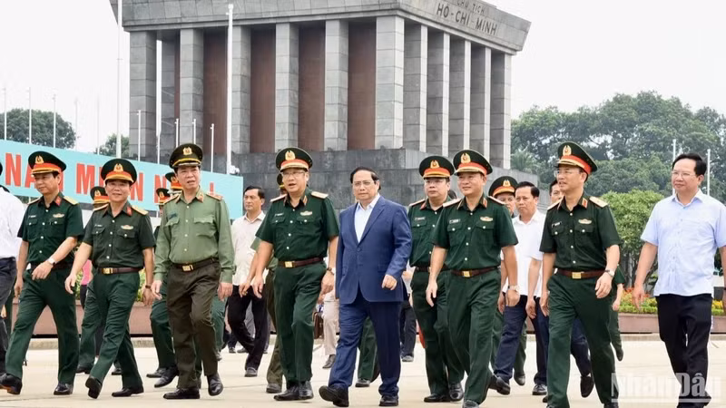 Prime Minister Pham Minh Chinh inspects the outcomes of the periodic maintenance of the Mausoleum of President Ho Chi Minh on August 12. (Photo: NDO)