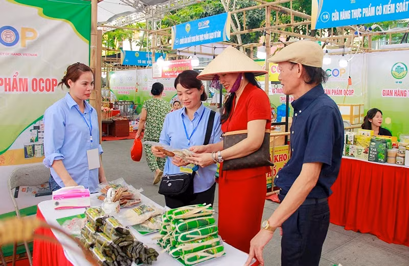 Week of consulting, introducing and promoting the consumption of OCOP products, craft villages, and safe agricultural and food products in 2024 in Hanoi. (Photo: MANH PHU) 