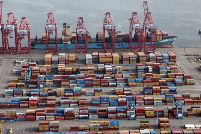 Shipping containers are unloaded from a ship at a container terminal at the Port of Long Beach-Port of Los Angeles complex in Los Angeles, California, the US, April 7, 2021. (Photo: Reuters)