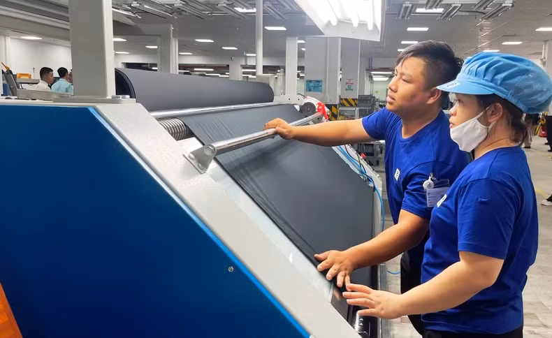 Workers at the TOP TEXTILES Textile and Dyeing Factory in Rang Dong Textile Industrial Park, Nghia Hung District, Nam Dinh Province. (Photo: XUAN TRUONG)