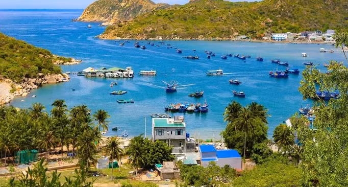 Vinh Hy Bay is considered one of the four legendary bays in Vietnam.
