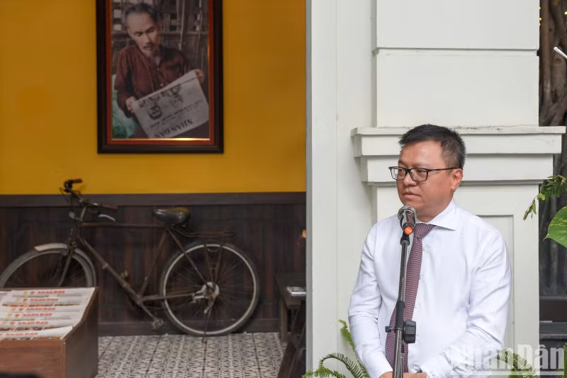 Le Quoc Minh — Member of the PCC, Editor-in-Chief of Nhan Dan (People) Newspaper, Deputy Head of the PCC Commission for Communication and Education, and Chairman of the Vietnam Journalists’ Association —delivers the opening speech at the event.