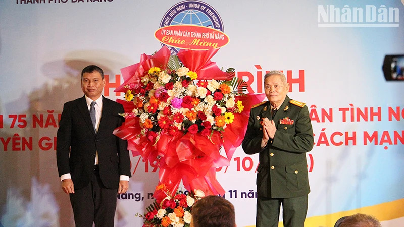Da Nang City presents flowers to congratulate the 75th traditional day of Vietnam’s volunteer soldiers and experts in Laos.