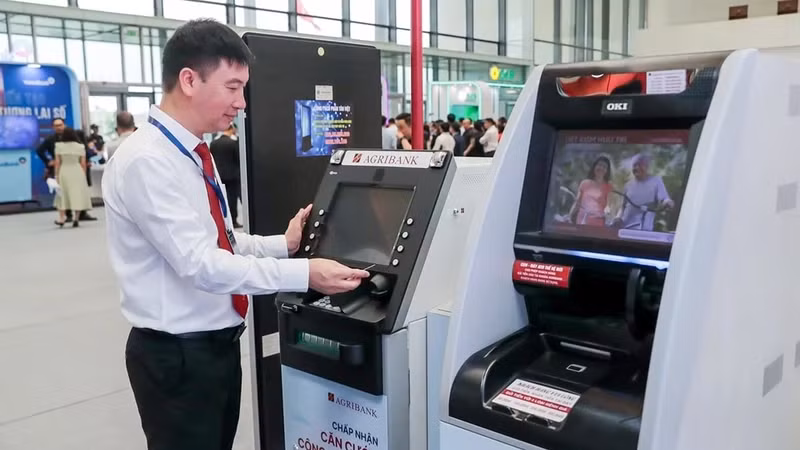 New technology ATMs allow money withdrawal transactions using chip-embedded citizen identification cards. (Photo: Viet Phong)
