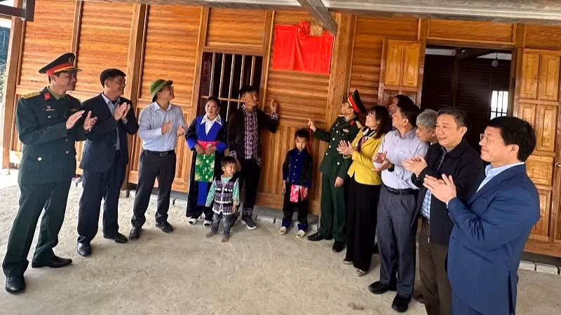 Leaders of Dien Bien Province, the Dien Bien District People’s Committee, and the provincial Military Command hand over a house to Trang A Di's family in Huoi Ke Village.