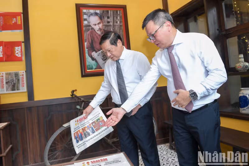 Editor-in-Chief of Nhan Dan Newspaper Le Quoc Minh introduces special publications to Lai Xuan Mon, Standing Deputy Head of the PCC Commission for Communication and Education.