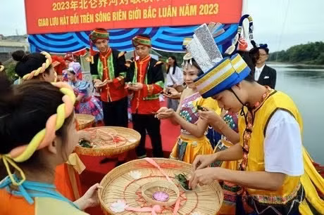 A singing exchange on the Bac Luan River between young people of Mong Cai and Dongxing cities, part of the 15th Vietnam - China international trade and tourism fair held in Mong Cai city. (Photo: VNA)
