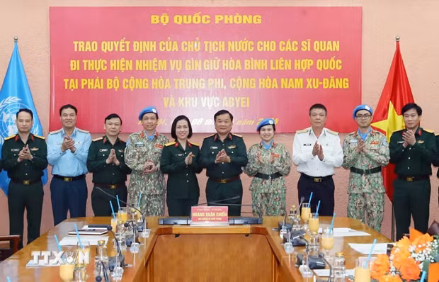 Deputy Minister of National Defence Sen. Lieut. Gen Hoang Xuan Chien (fifth from right), other delegates and the officers at the event (Photo: VNA)