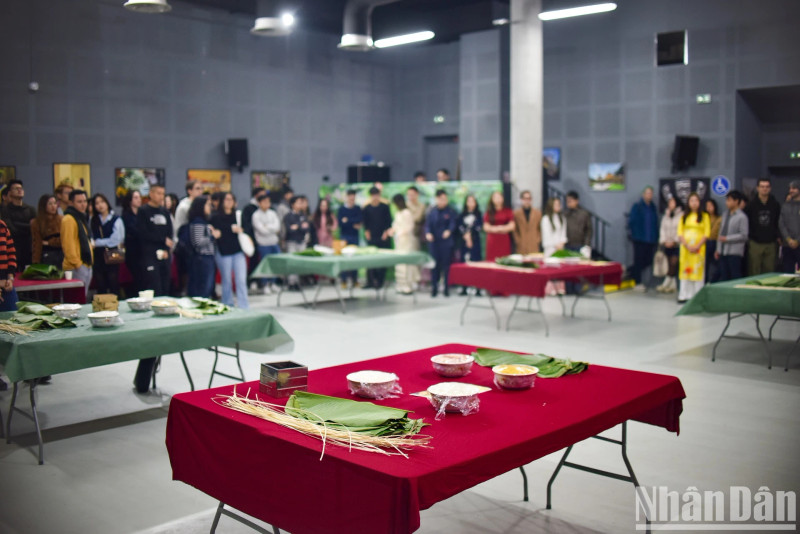 The event is held by the Union of Vietnamese Students in Paris (UEVP) with the support of the Vietnamese Embassy and under the sponsorship of the Union of Vietnamese Students in France (UEVF).