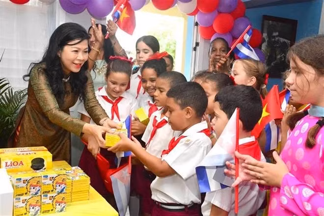 Spouse of the Party General Secretary and President Ngo Phuong Ly visits Nguyen Thi Thang primary school in Havana (Photo: VNA)