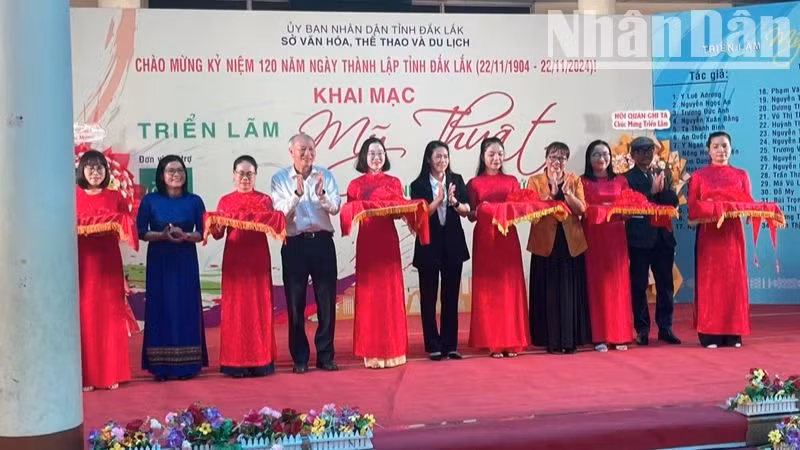 Delegates cut the ribbon to open the exhibition.