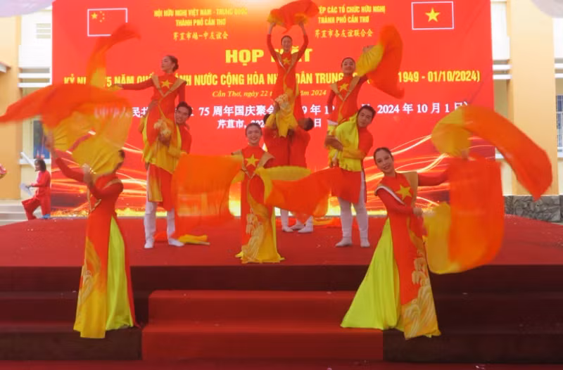 Art performance at the gathering (Photo: VNA)