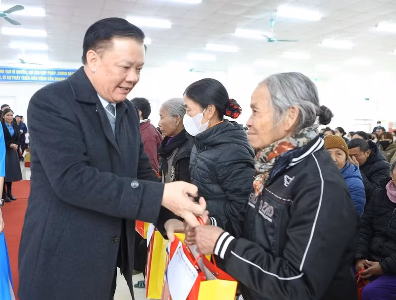 Politburo member and Secretary of the Hanoi Municipal Party Committee Dinh Tien Dung visits and presents Tet gifts to social policy beneficiary households in Ninh Binh.