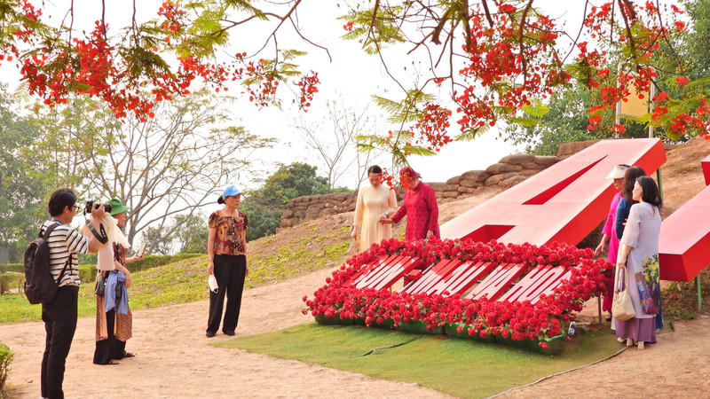 Tourists take photos and check in at the top of A1 Hill.