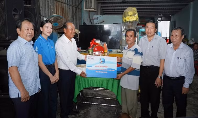 Former Politburo member Truong Hoa Binh and the working group visit and present gifts to fisherman Nguyen Hoang Tam.