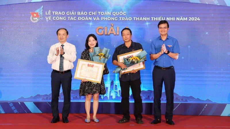 Nhan Dan Newspaper wins A Prize at press awards on youth’s movements