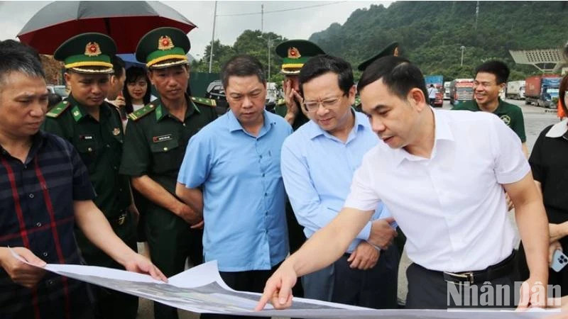 Leaders of the Lang Son provincial People’s Committee and forces inspect the capacity to build a border gate economic zone.