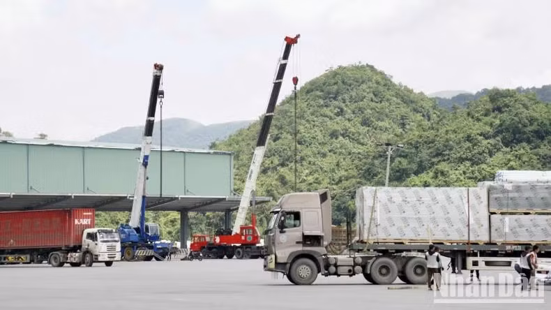 Vehicles carry imported goods into the warehouse at Tan Thanh border gate bus station, Van Lang district, Lang Son. Vehicles carry imported goods into the warehouse at Tan Thanh border gate bus station, Van Lang district, Lang Son.