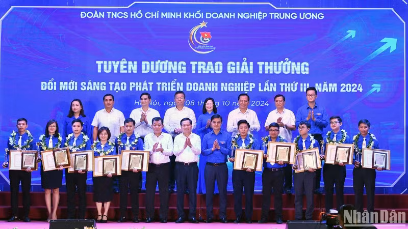 Representatives of the Central Enterprises Bloc Party Committee, the Central Committee of the Ho Chi Minh Communist Youth Union, ten authors and representatives of groups of authors with excellent projects.