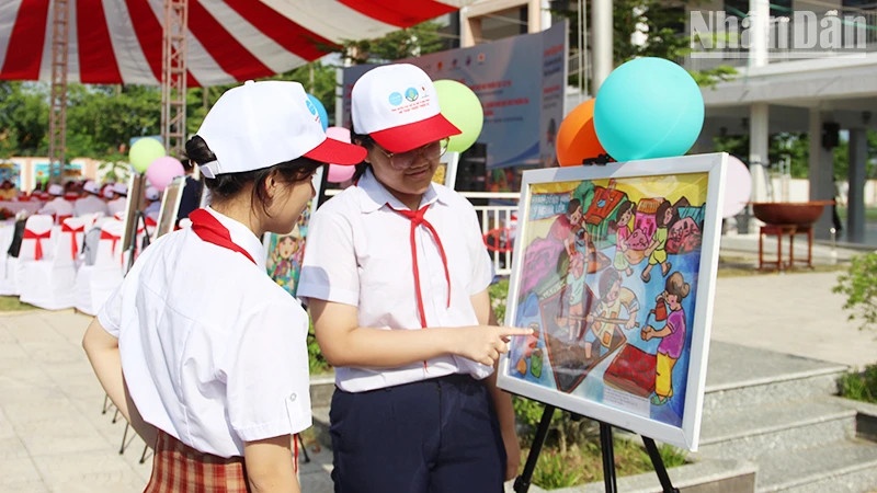 A painting exhibition for students was held within the framework of the event.