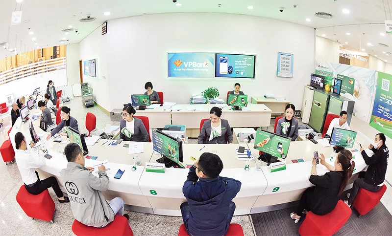 Customers transacting at VPBank. (Photo: Tran Khanh)