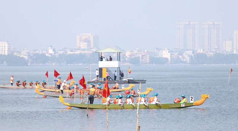 48 professional and amateur teams divided into six groups competed in the 2024 Hanoi Open Dragon Boat Racing Tournament held on West Lake on October 13.