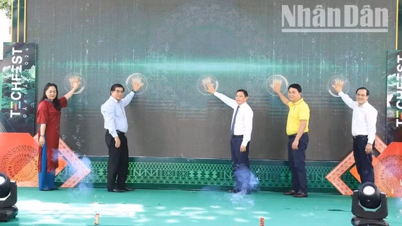 Leaders of the Dak Lak Provincial People's Committee and departments and branches pressed the button to open the Dak Lak Innovation and Startup Festival 2024. (Photo: NDO)