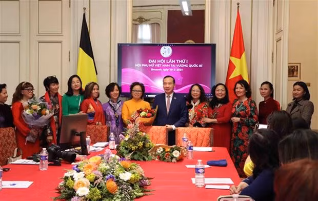 Vietnamese Ambassador to Belgium Nguyen Van Thao takes a photo with the executive committee of the Vietnamese Women’s Association in Belgium (Photo: VNA)