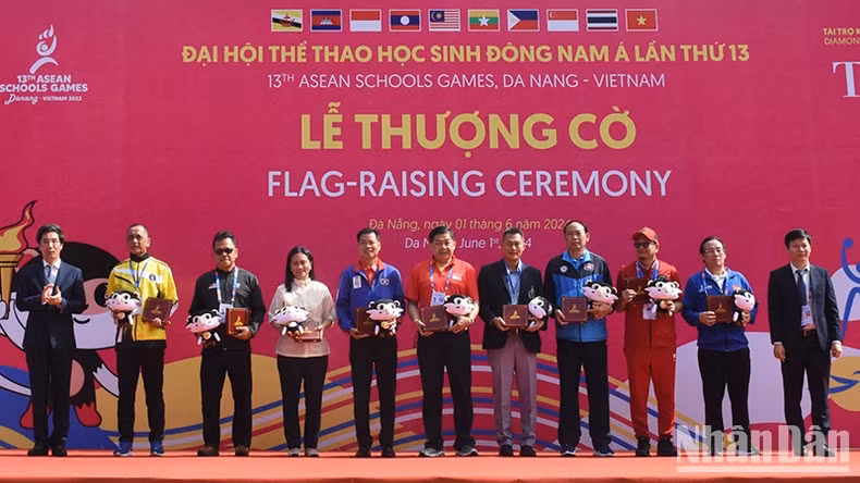 The organising committee presents souvenirs and the red-shanked douc langur mascot to the delegations. (Photo: Anh Dao)