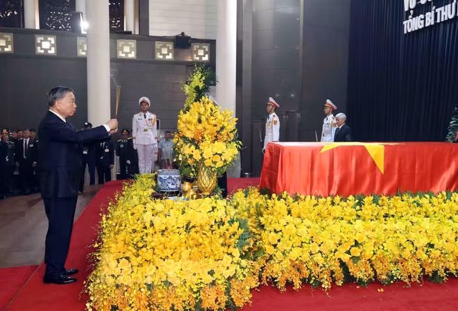 On behalf of the CPV Central Committee delegation, Politburo member and State President To Lam offers incence in commemoration of Party General Secretary Nguyen Phu Trong. (Photo: VNA)