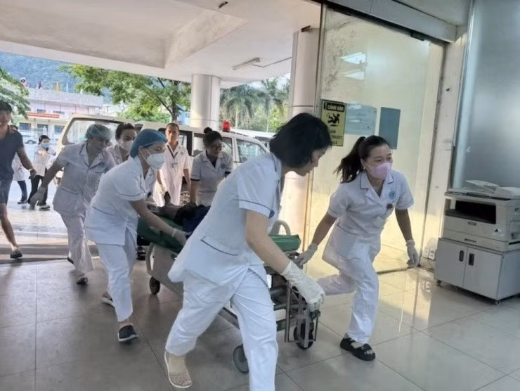 Victims of the mine accident are taken to the Cam Pha general hospital for emergency treatment. (Photo: VNA)