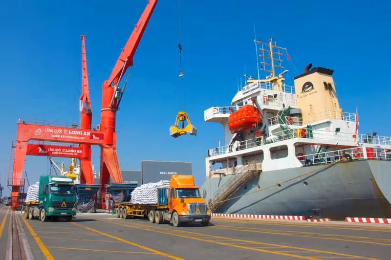 Long An International Port chooses green logistics as a development criterion.