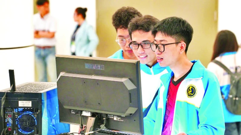 Visitors experience high-tech equipment at the Semiconductor Industry Exhibition 2024.