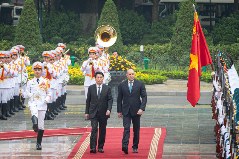 President Luong Cuong and Bulgarian President Rumen Radev review the honor guard of the Vietnam People’s Army.