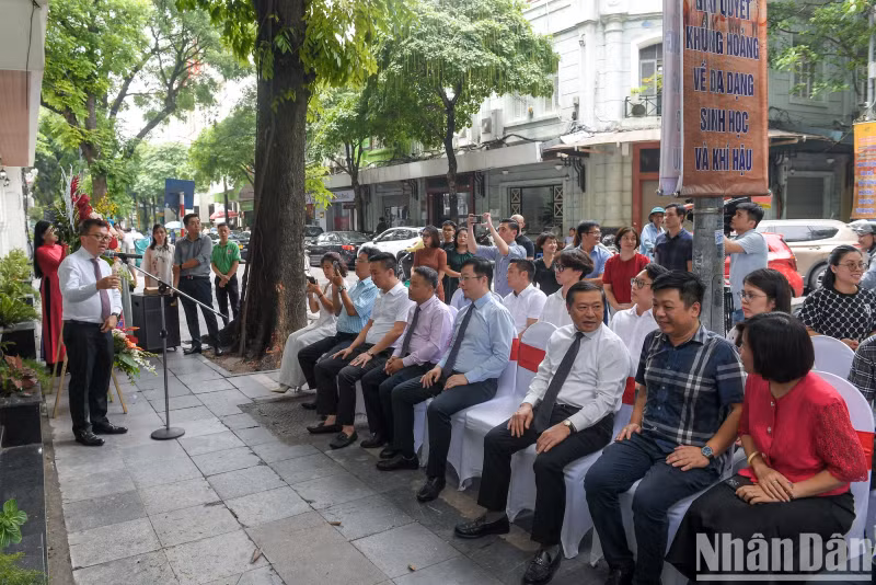 The event saw the presence of Lai Xuan Mon, Member of the Party Central Committee (PCC) and Standing Deputy Head of the PCC Commission for Communication and Education; Le Quoc Minh, Member of the PCC, Editor-in-Chief of Nhan Dan (People) Newspaper, Deputy Head of the PCC Commission for Communication and Education, and Chairman of the Vietnam Journalists’ Association; Nguyen Thanh Lam, Deputy Minister of Information and Communications; Que Dinh Nguyen, Deputy Editor-in-Chief of Nhan Dan Newspaper; and Dinh Nhu Hoan, Deputy Editor-in-Chief of Nhan Dan Newspaper.